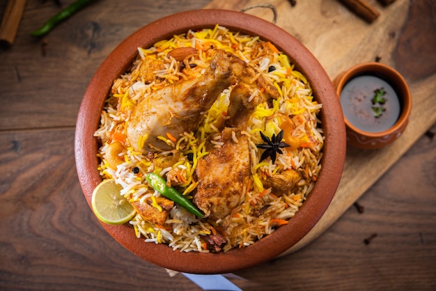 Dum handi chicken biryani wird in einem ton- oder tontopf namens haandi zubereitet. beliebtes indisches nicht vegetarisches essen