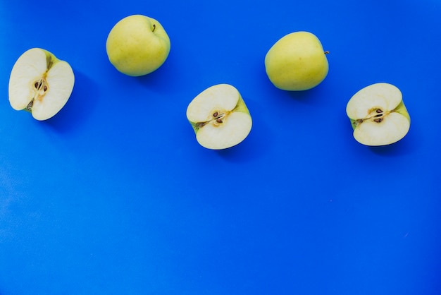 Dunkelblaue Oberfläche mit leckeren Äpfeln