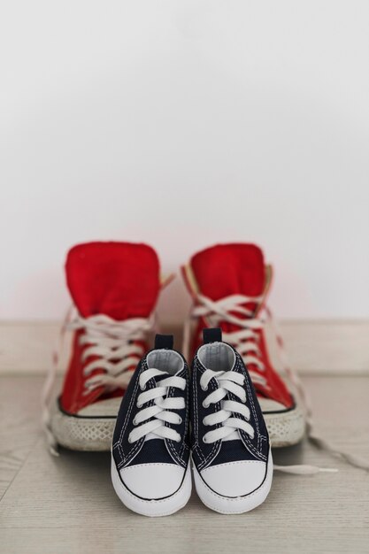 Dunkelblaue Schuhe mit unscharfen roten Schuhen Hintergrund