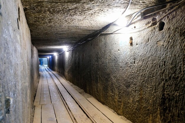 Dunkle ausgedehnte Steinhalle einer verlassenen Mine