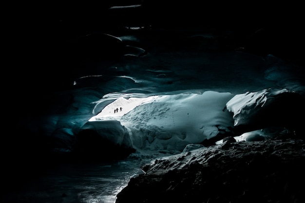 Dunkle schneebedeckte Höhle