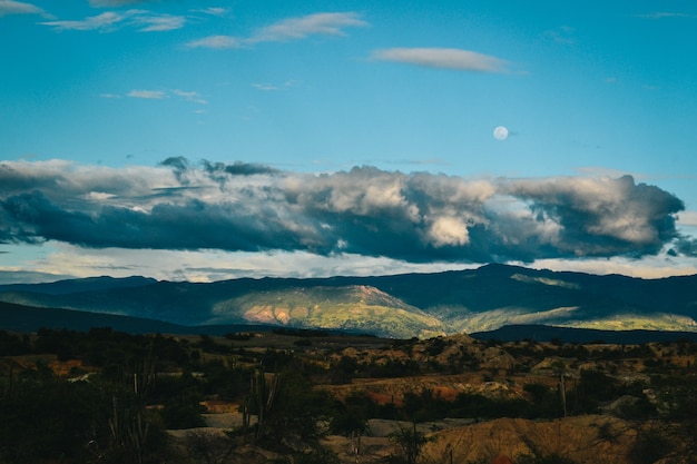 Dunkle Wolken über den felsigen Hügeln in der Tatacoa-Wüste, Kolumbien