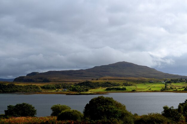 Dunvegan Loch und sanfte Highland Hills von Dunvegan auf der Isle of Skye.