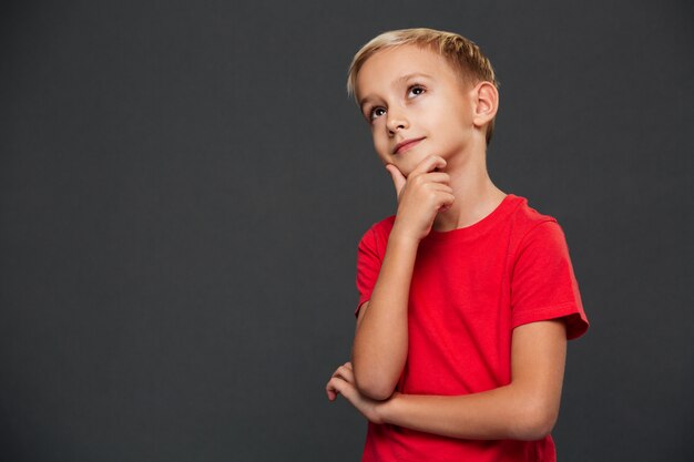 Durchdachtes nettes Kind des kleinen Jungen