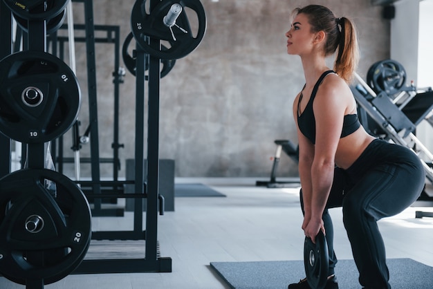 Durchhalten. wunderschöne blonde Frau im Fitnessstudio zu ihrer Wochenendzeit