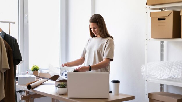Durchschnittsgeschossene Frau arbeitet