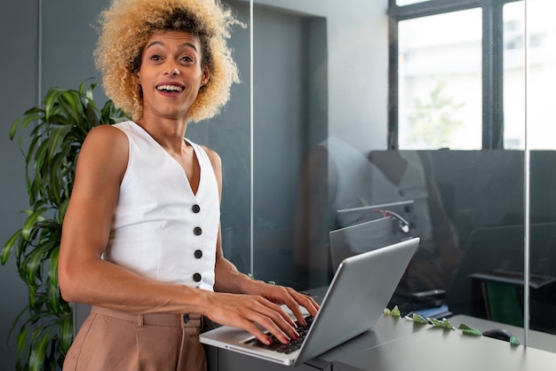 Kostenloses Foto durchschnittsgeschossene schwulen person bei der arbeit