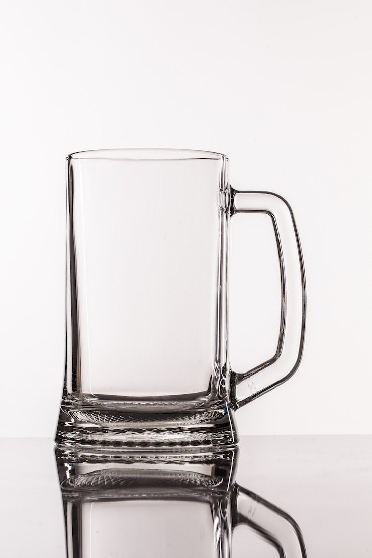 Kostenlose Foto durchsichtiges großes glas für bier mit griff