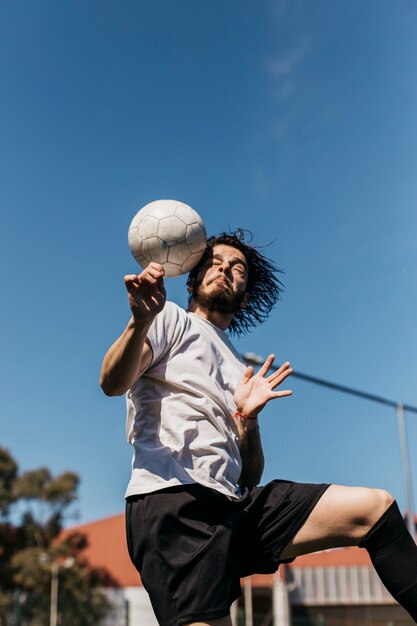 Dynamischer Fußballspieler