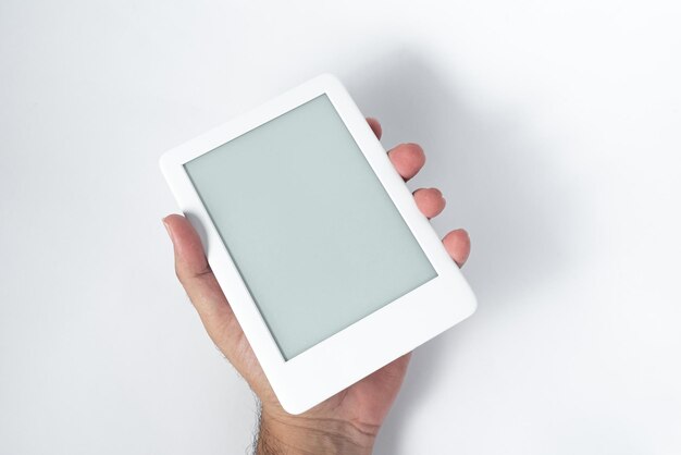 E-Book-Reader über isoliertem weißem Hintergrund, der von einer männlichen Hand gehalten wird