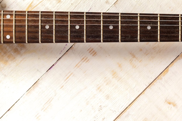 E-Gitarre auf alter Holzoberfläche
