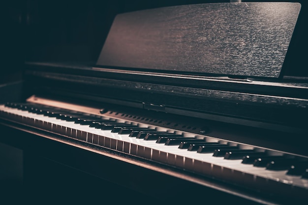 E-Piano in Nahaufnahme in einem dunklen Raum