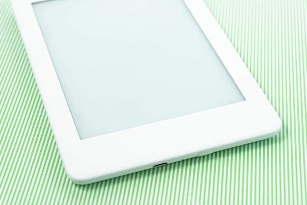Ebook-Leser über grün gestreiftem Hintergrund