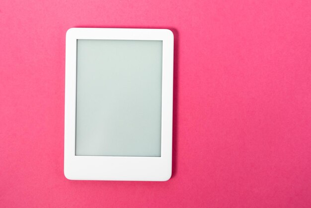 Ebook-Leser über rosa Hintergrund