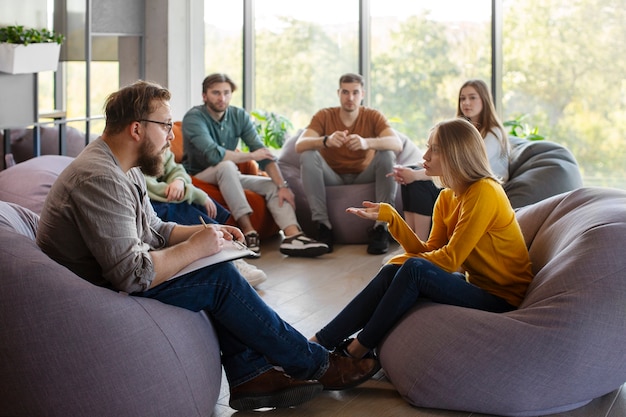 Kostenloses Foto echte gruppentherapie-treffen