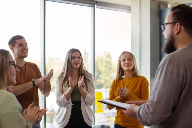 Feedbackrunde im Jour Fixe zur Steigerung der Mitarbeitermotivation