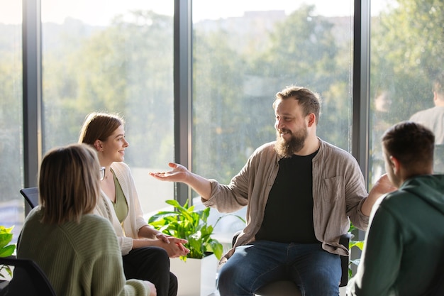 Kostenloses Foto echte gruppentherapie-treffen