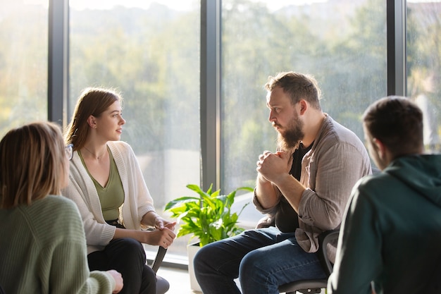 Kostenloses Foto echte gruppentherapie-treffen