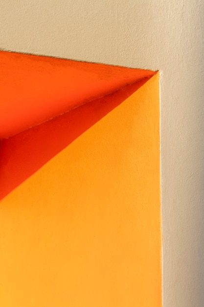 Ecke einer orange Wand und Schatten