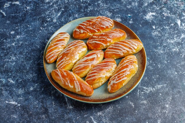 Eclairs oder Kränzchen mit weißer Schokolade und weißer Schokolade