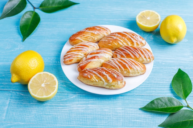 Eclairs oder Kränzchen mit weißer Schokolade und weißer Schokolade