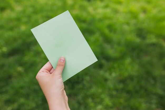 Eco-Konzept mit der Hand, die Papier hält