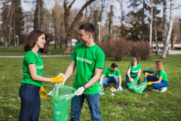 Eco-Konzept mit einer Gruppe von Freiwilligen