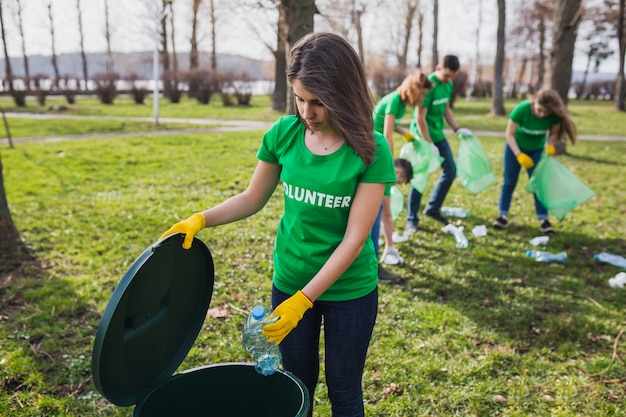 Kostenloses Foto eco-konzept mit einer gruppe von freiwilligen