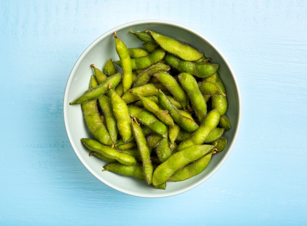 Edamame Bohnen flach in Schüssel legen