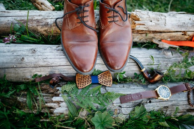 Edel rote Lederschuhe stehen auf dem Block über Fliege