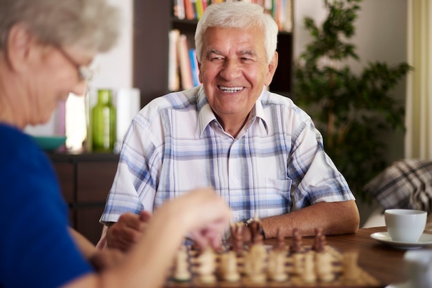 Ehe spielt Schach im Wohnzimmer