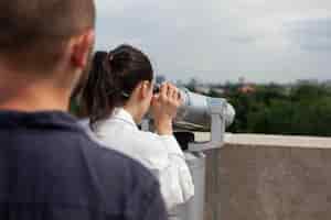 Kostenloses Foto ehemann überrascht ehefrau mit romantischem panoramablick auf die metropole