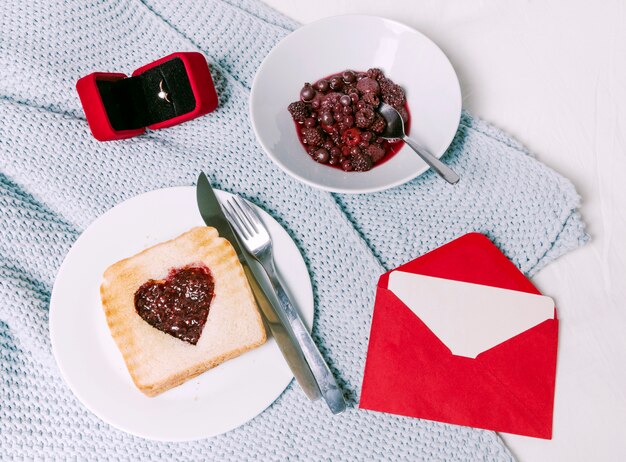 Ehering mit Toast mit Marmelade in Herzform auf Schal