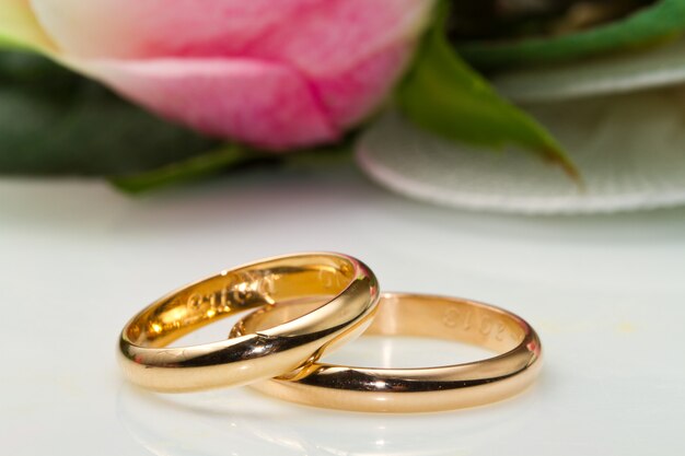 Eheringe Und Rosa Rosen Premium Foto