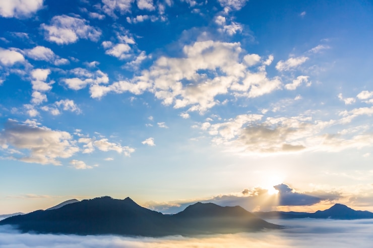 Kostenlose Foto ehrfürchtig himmel mit sonne