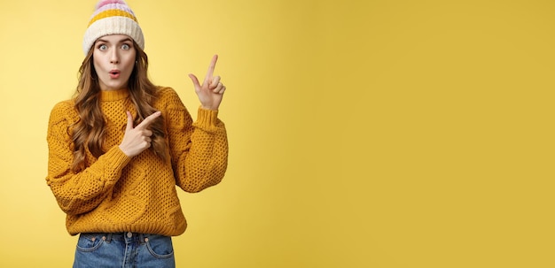 Ehrfürchtiger Promotion-Look Top-Porträt amüsiert überrascht modisch junges Mädchen Faltenlippen sagen wow impr