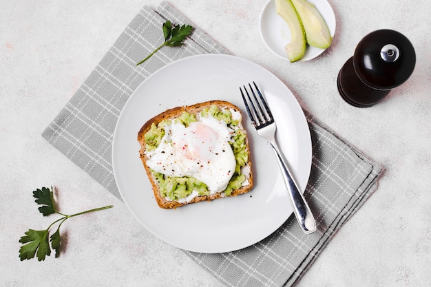 Ei mit Avocadotoast auf Platte