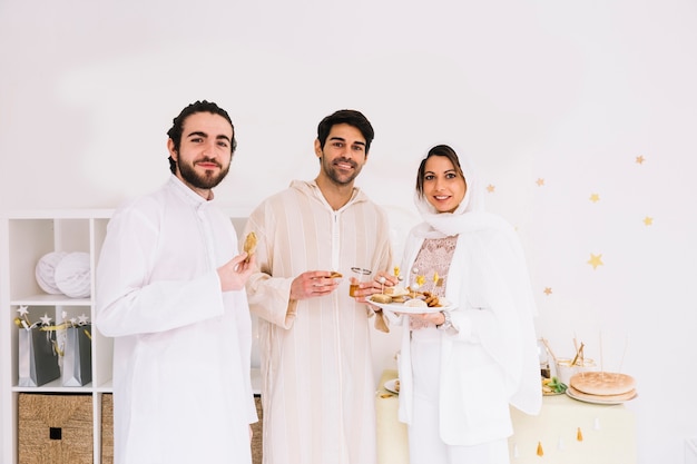 Kostenloses Foto eid-konzept mit gruppe von drei freunden