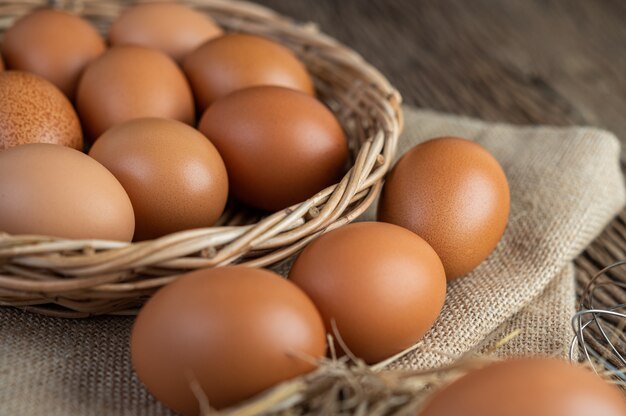 Eier auf den Säcken, Hanf auf dem Holz und Stroh