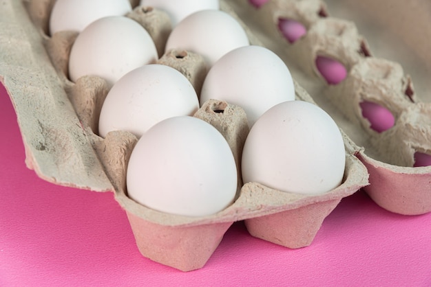 Eier auf der rosa Oberfläche