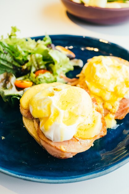 Eier benedict mit Schinken und Sauce oben