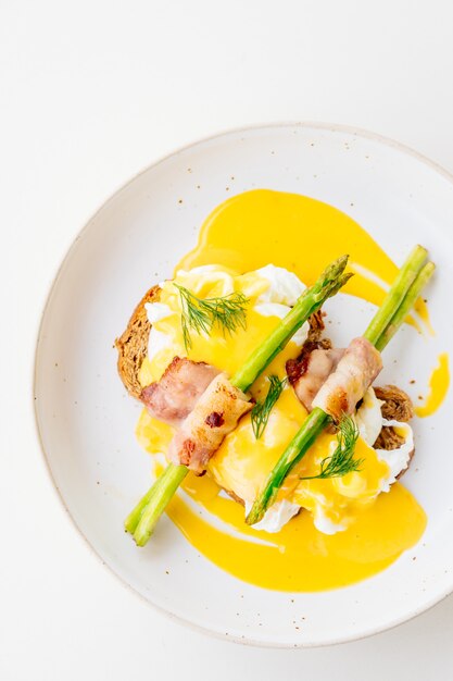 Eier Benedict mit Speck Twist Spargel