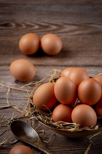 Eier in Tassen auf Sackleinen mit trockenem Gras.