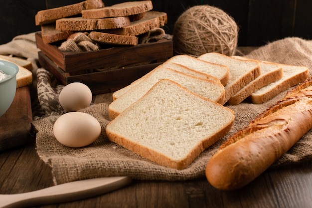 Eier mit Brotscheiben und französischem Baguette