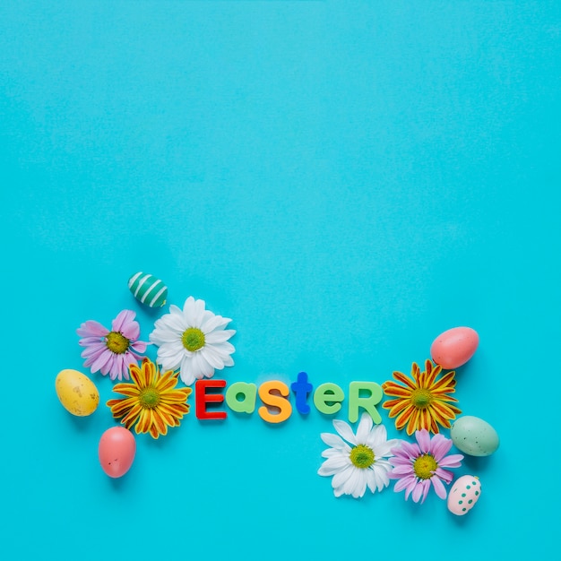 Eier und Blumen mit Wort Ostern