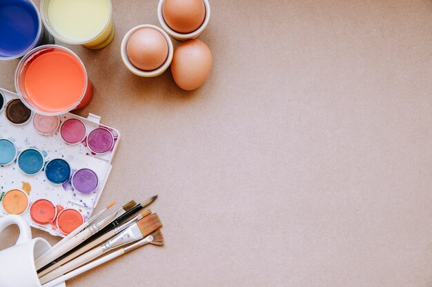 Eier und helle Farben auf dem Tisch