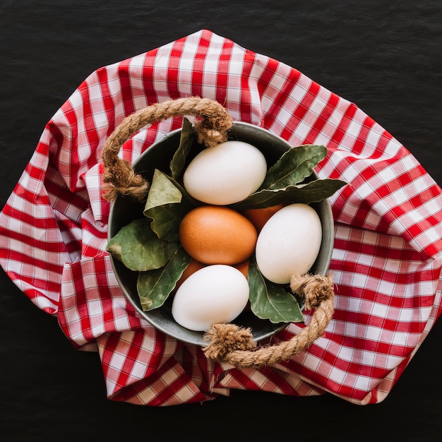 Eier und Lorbeerblätter im Kochtopf