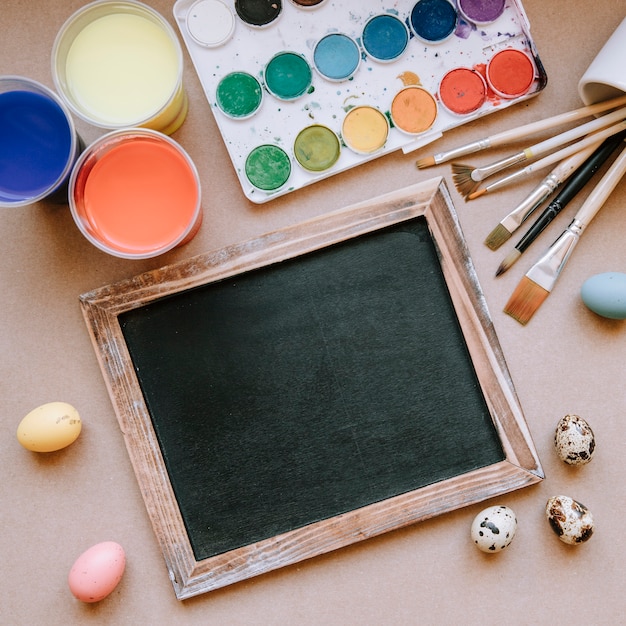 Eier und Tafel auf Tabelle mit Farben