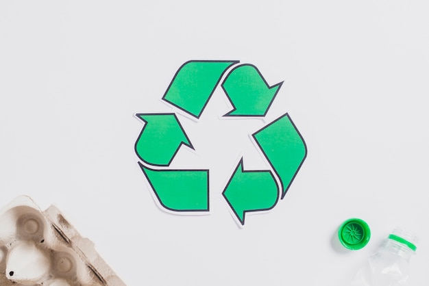 Eierkarton und Plastikflasche mit Grün bereiten Ikone auf weißem Hintergrund auf