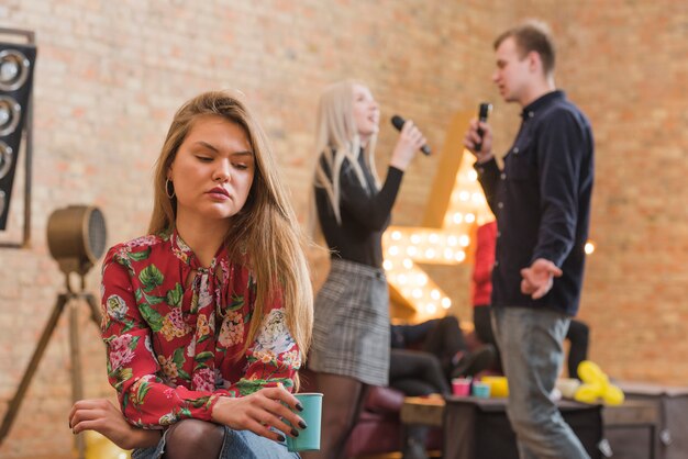 Eifersüchtiges Mädchen auf einer Party